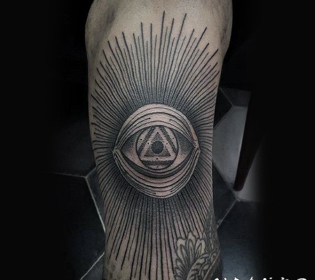 黑色线条风格的神秘眼睛手臂纹身图案