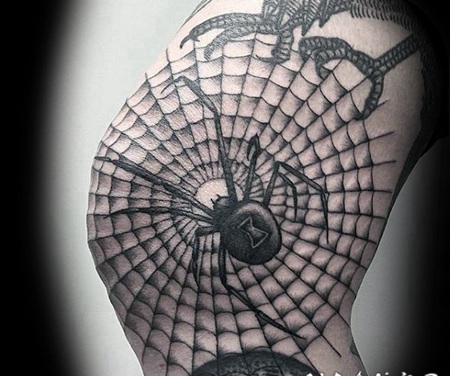 巨大的黑色蜘蛛网和大蜘蛛手臂纹身图案