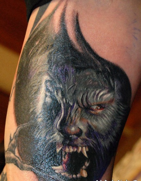 新传统风格彩色的狼人手臂纹身图案