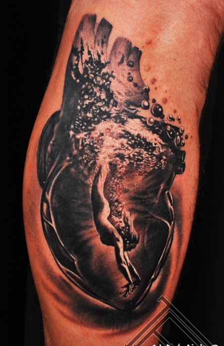 手臂黑白心脏结合跳水女性纹身图案