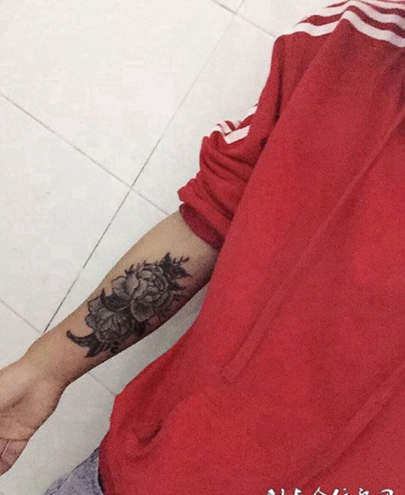 男子手臂花卉纹身图案