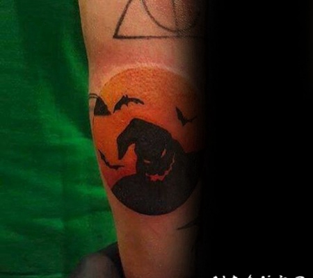 圆形黑暗幽灵和蝙蝠彩色手臂纹身图案
