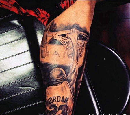 写实风格的投篮选手背影手臂纹身图案