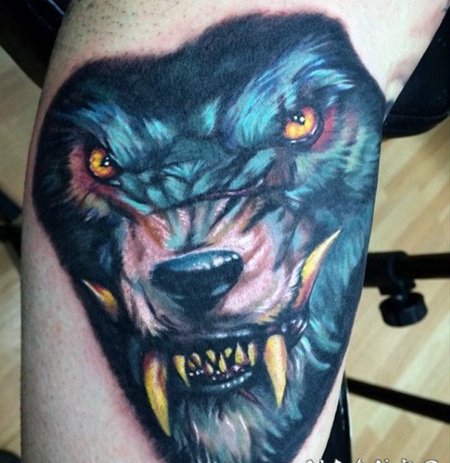 插画风格的彩色可怕狼人手臂纹身图案