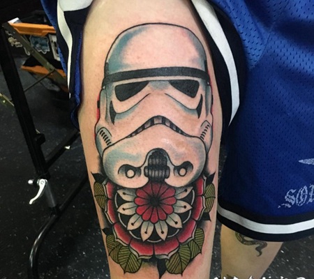 插画风格彩色风暴骑兵和花朵手臂纹身图案