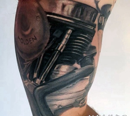 经典的黑色写实引擎手臂纹身图案