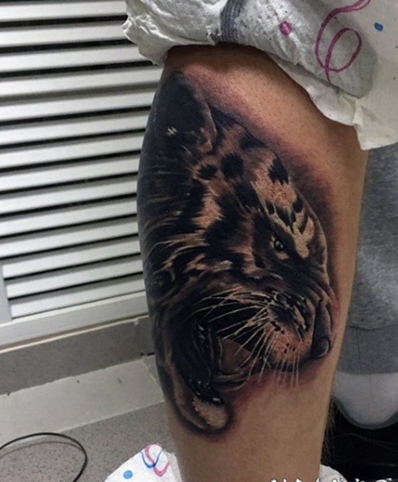 new school小腿黑色虎头纹身图案