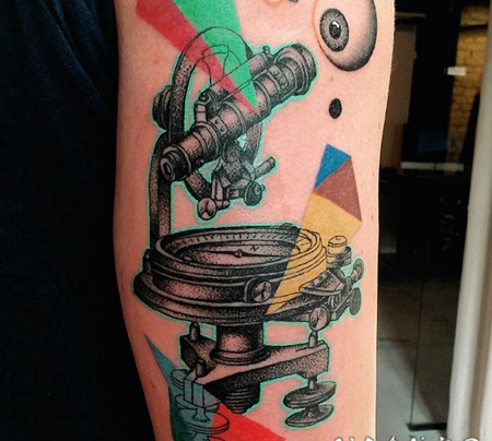 手臂奇妙的点刺望远镜和彩色数字纹身图案
