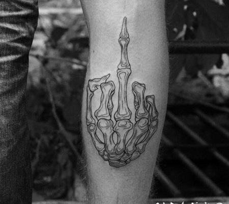 手臂黑色线条有趣的设计手骨纹身图案