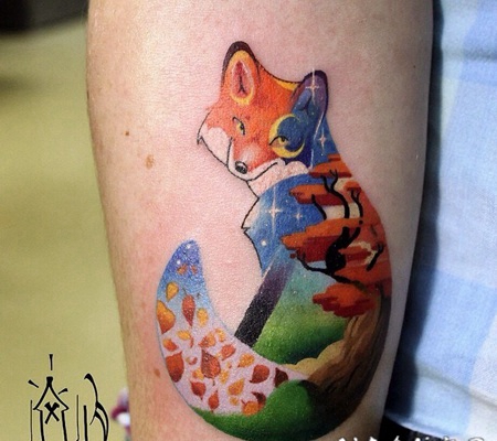 手臂彩色的狐狸与星空和树叶纹身图案