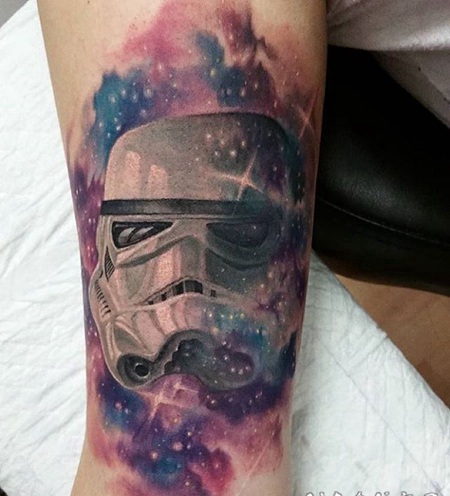 new school插画风格彩色风暴兵头盔和星空手臂纹身图案