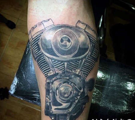 精致的手绘引擎手臂纹身图案