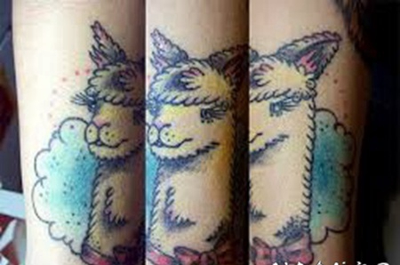 卡通风格的彩色羊驼手臂纹身图案