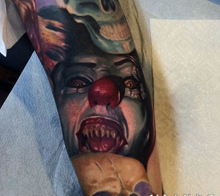 令人毛骨悚然的彩色恐怖恶魔小丑和骷髅手臂纹身图案