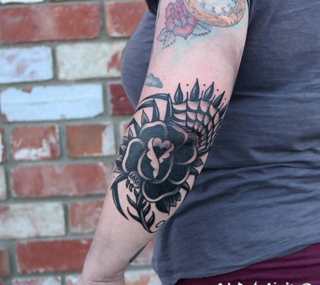 手臂黑色的花朵和叶子纹身图案