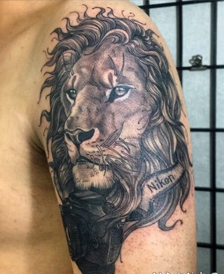 手臂黑白相机和字母狮子纹身图案