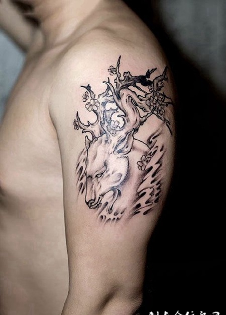 手臂虚化鹿首纹身图案