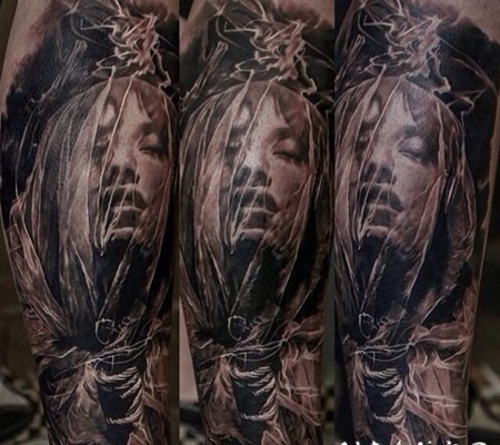 彩色恐怖风格女子肖像手臂纹身图案