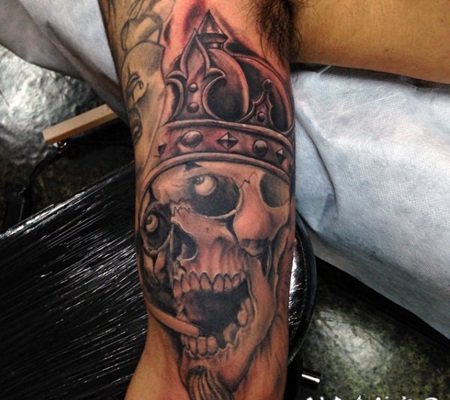 经典的黑灰风格骷髅与皇冠手臂纹身图案