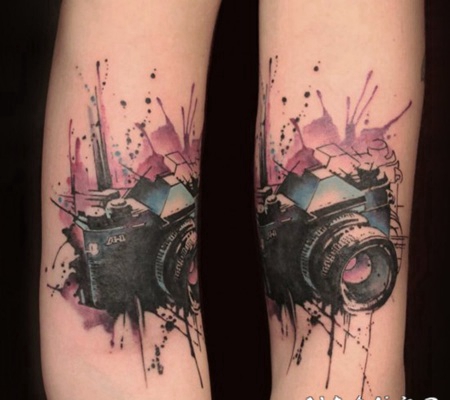 水彩风格绚丽的旧相机手臂纹身图案