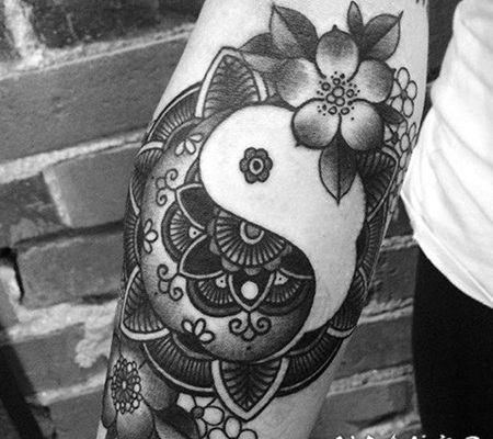 new school黑色阴阳八卦符号与花朵手臂纹身图案