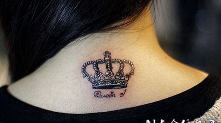 女王的荣耀，颈部个性皇冠与英文纹身图案