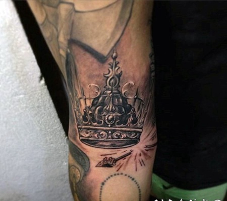 写实的皇冠和箭头手臂纹身图案