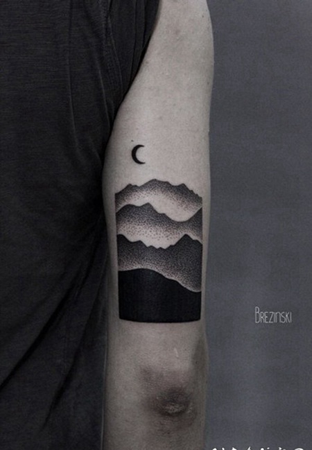点刺风格的黑色山脉与月亮手臂纹身图案