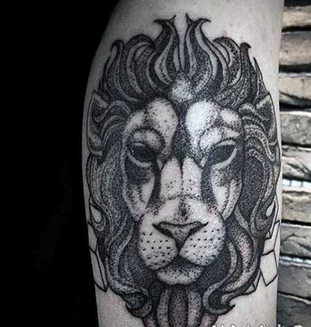 点刺风格的黑色狮子头手臂纹身图案