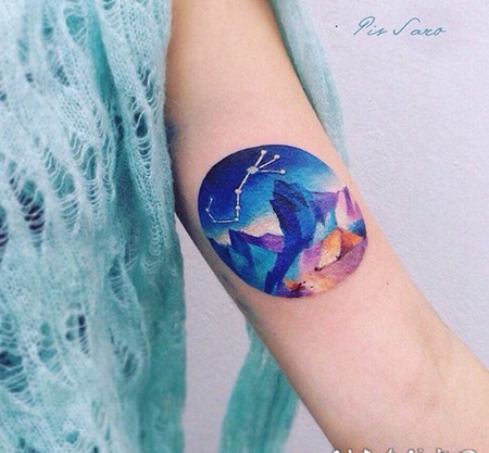 手臂圆形的七彩夜空山和星座符号纹身图案