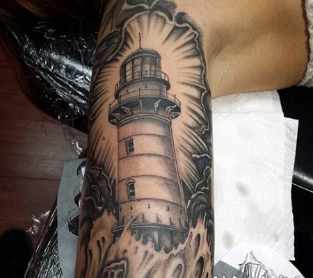 灰色的灯塔和海浪手臂纹身图案