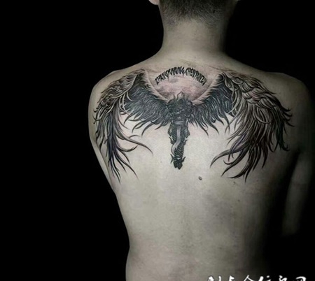 守护一生，后背好看的守护天使纹身图案