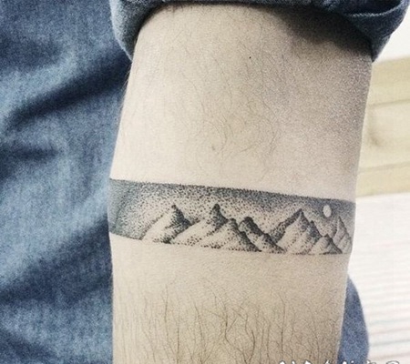 小小的点刺风格太阳手臂纹身图案