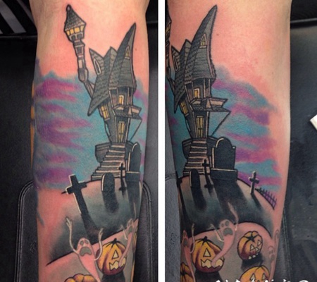 令人毛骨悚然的彩色房子与墓地和南瓜手臂纹身图案