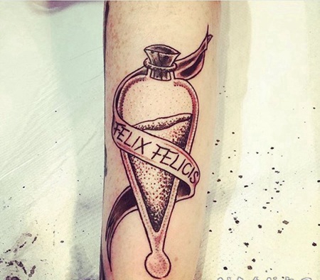 点刺风格神奇药水与字母手臂纹身图案