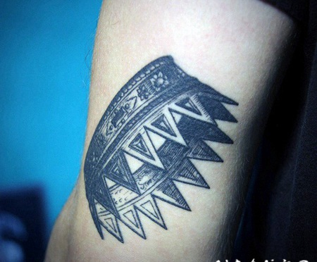 雕刻风格黑白色皇冠手臂纹身图案