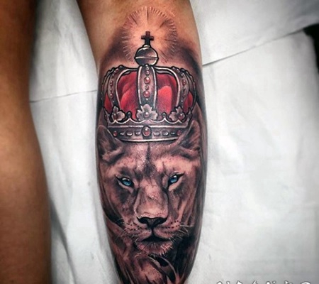插画风格的彩色狮子王手臂纹身图案