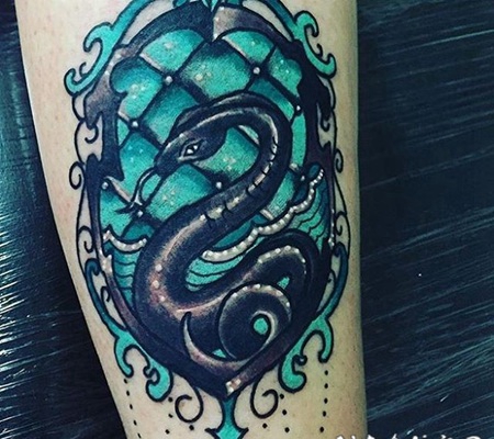 邪恶的黑色蛇与绿色背景手臂纹身图案