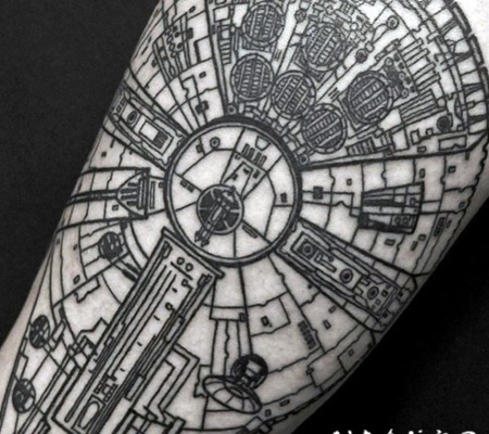 很棒的黑色千年隼船手臂纹身图案