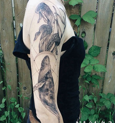 崇尚大自然，手臂黑灰鲸鱼个性纹身
