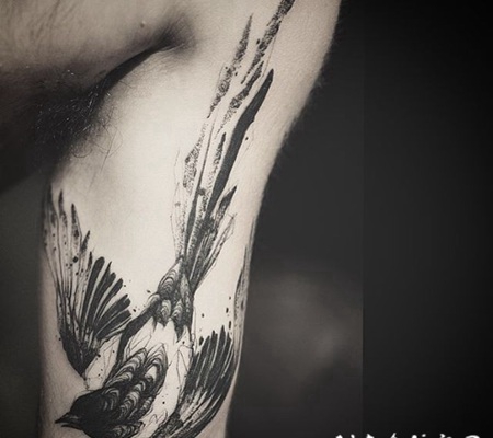 黑色有趣的点刺小鸟手臂纹身图案