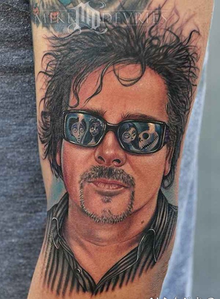 写实风格的彩色男性肖像和太阳镜手臂纹身图案