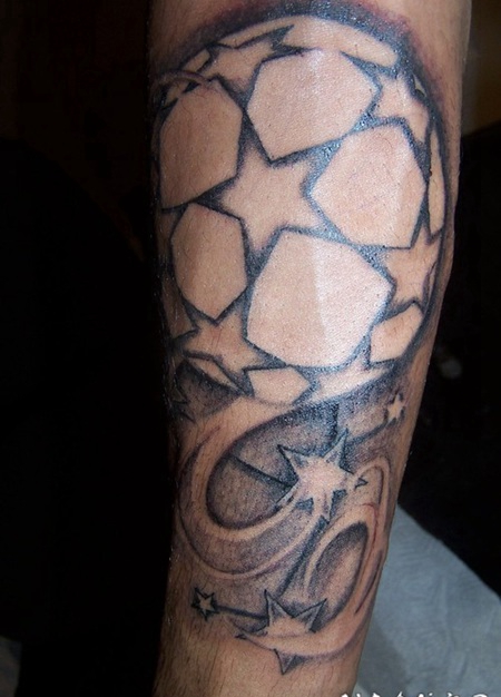 手臂黑白足球与星星纹身图案