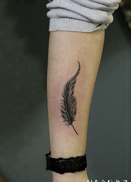 轻如鸿毛，手臂黑灰羽毛个性纹身