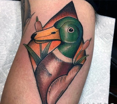 new school彩色的鸭子和芦苇手臂纹身图案