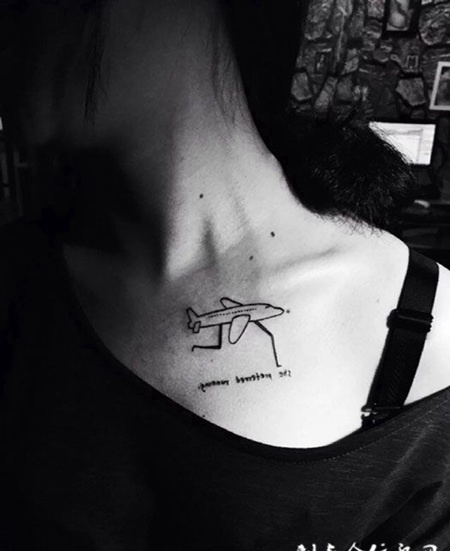 锁骨处长了腿的飞机纹身图案