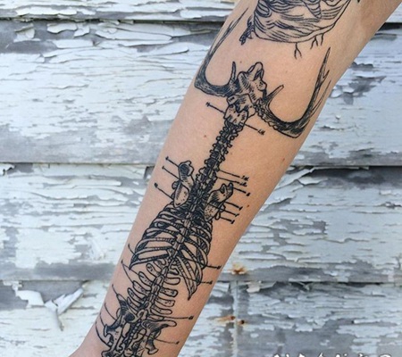 惊人的黑色人类骨骼手臂纹身图案