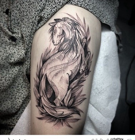 雕刻风格的黑白马手臂纹身图案