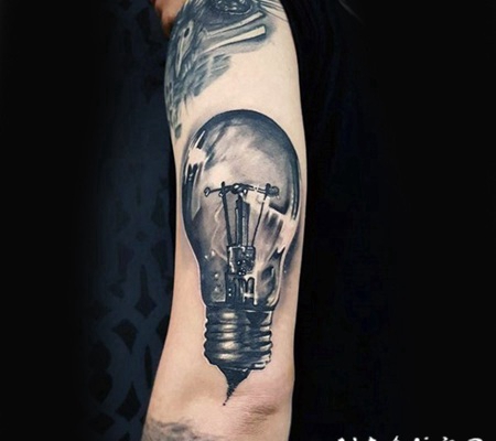 写实风格非常逼真的灯泡手臂纹身图案