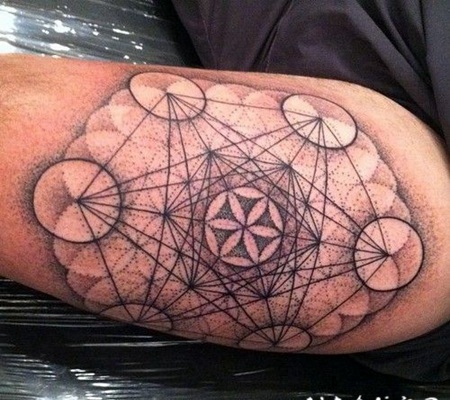 点刺风格的黑色漂亮装饰品手臂纹身图案